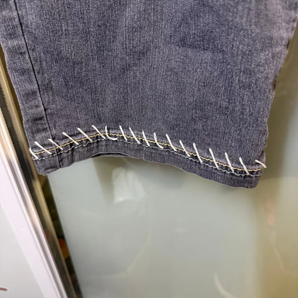 Avenue Jeans Women’s Cropped Gray Denim Size 16 Contrast Stitch Stretch - Picture 4 of 7